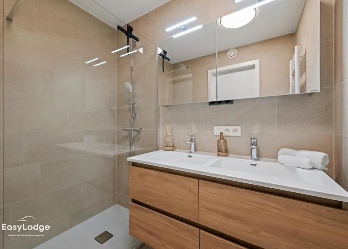 Troontesse - Stylish With Garage By The Sea